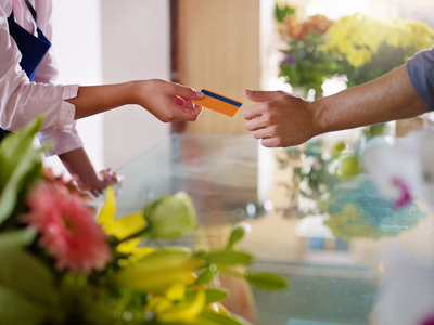 Client avec carte bancaire en point de vente